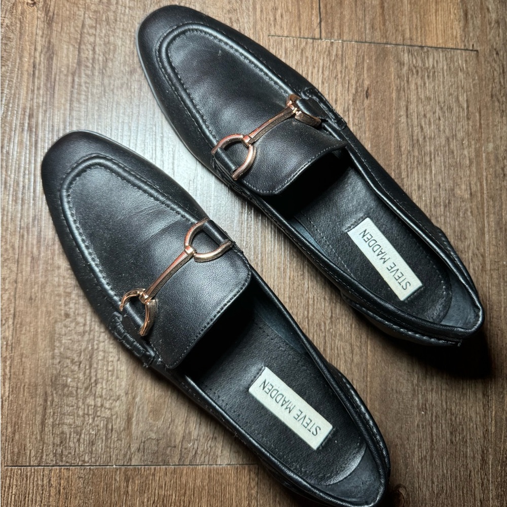 Black Steve Madden shoe sized 8